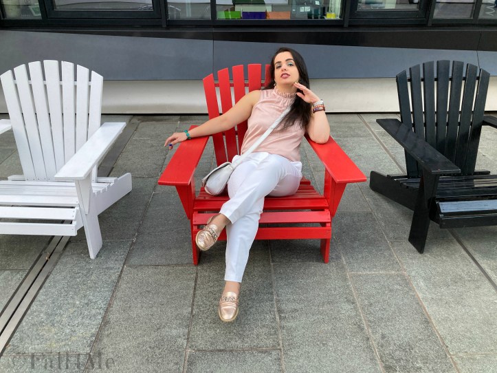 Soft rose combined with white and petrol-colored accents.