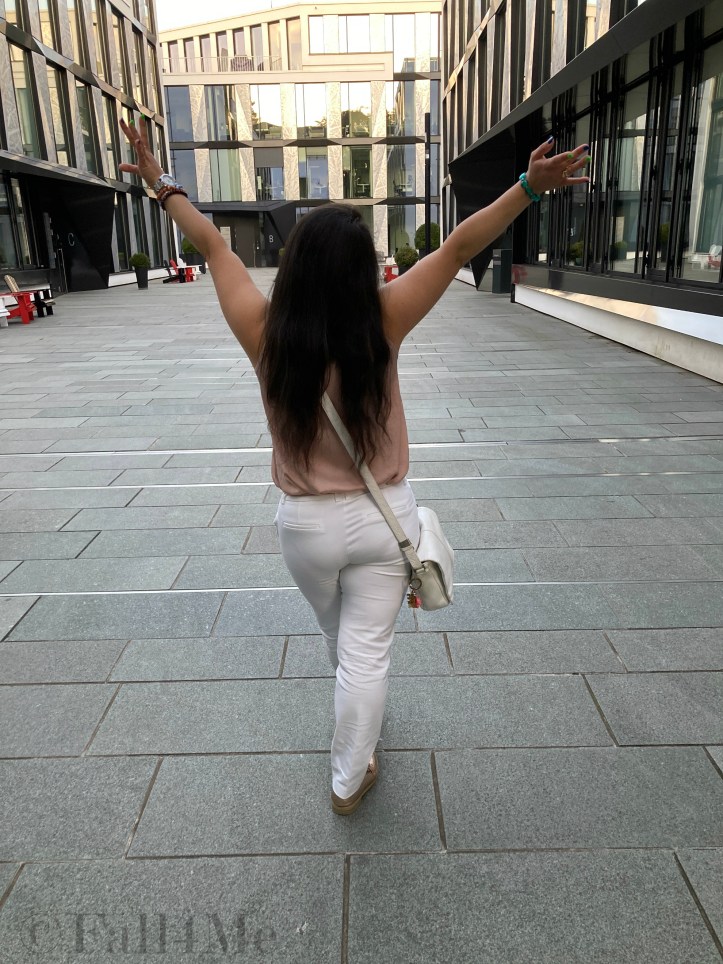 Soft rose combined with white and petrol-colored accents.