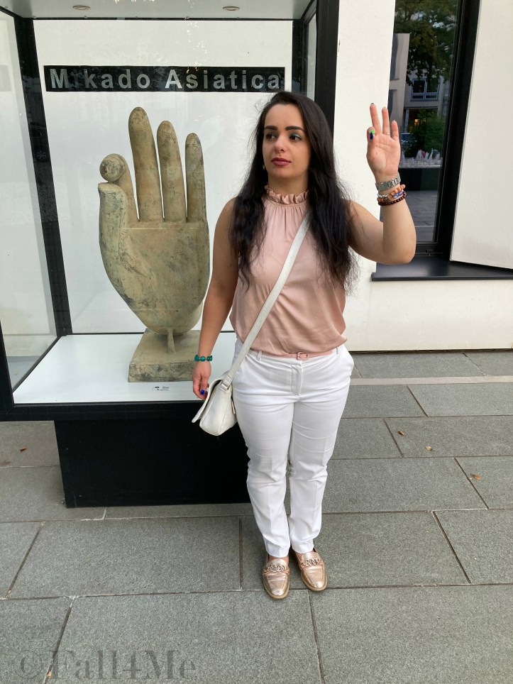 Soft rose combined with white and petrol-colored accents.