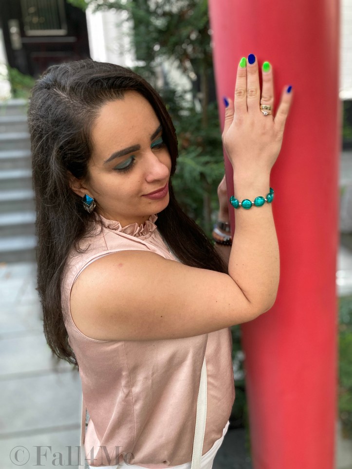 Soft rose combined with white and petrol-colored accents.