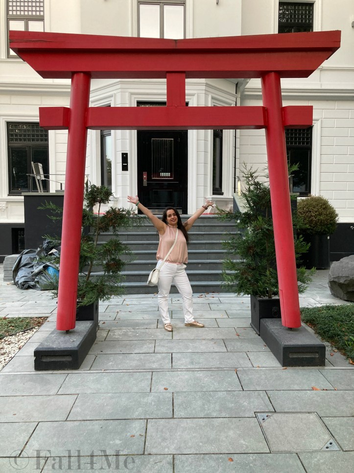 Soft rose combined with white and petrol-colored accents.