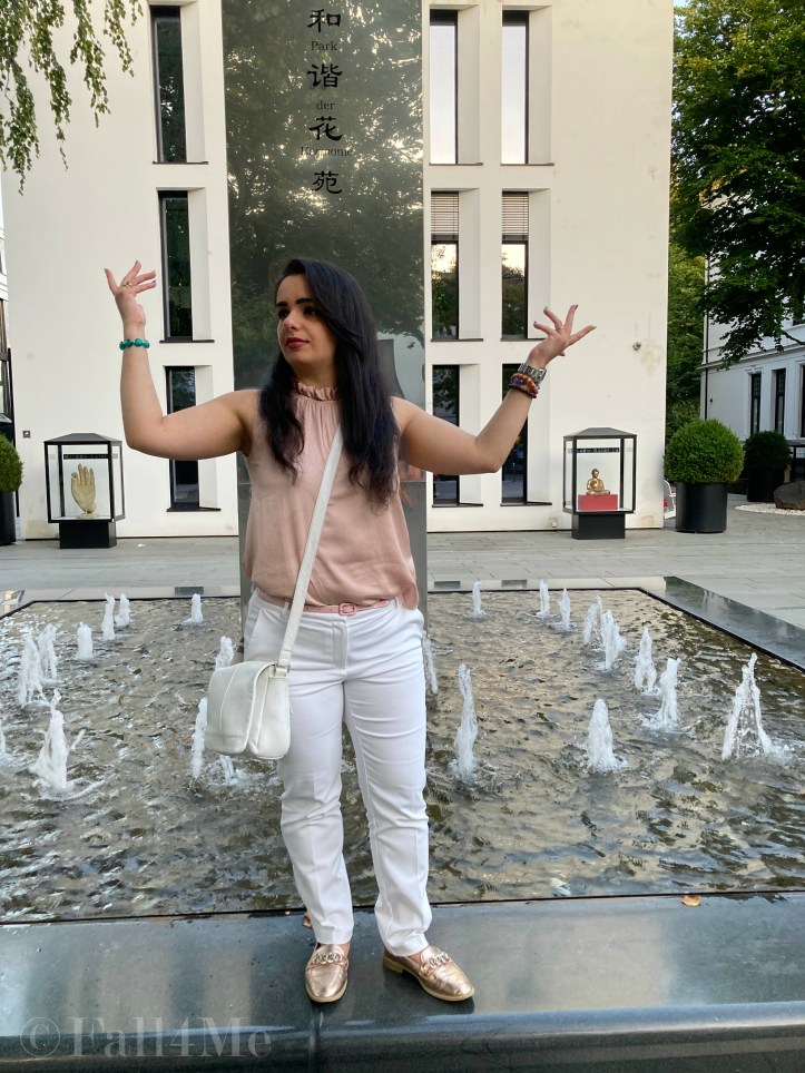 Soft rose combined with white and petrol-colored accents.