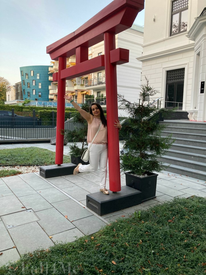 Soft rose combined with white and petrol-colored accents.