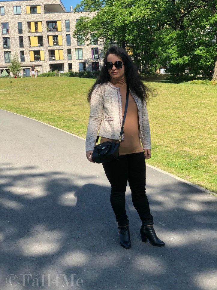 Beige on top combined with black on the bottom. On the focus, the French tweed blazer.