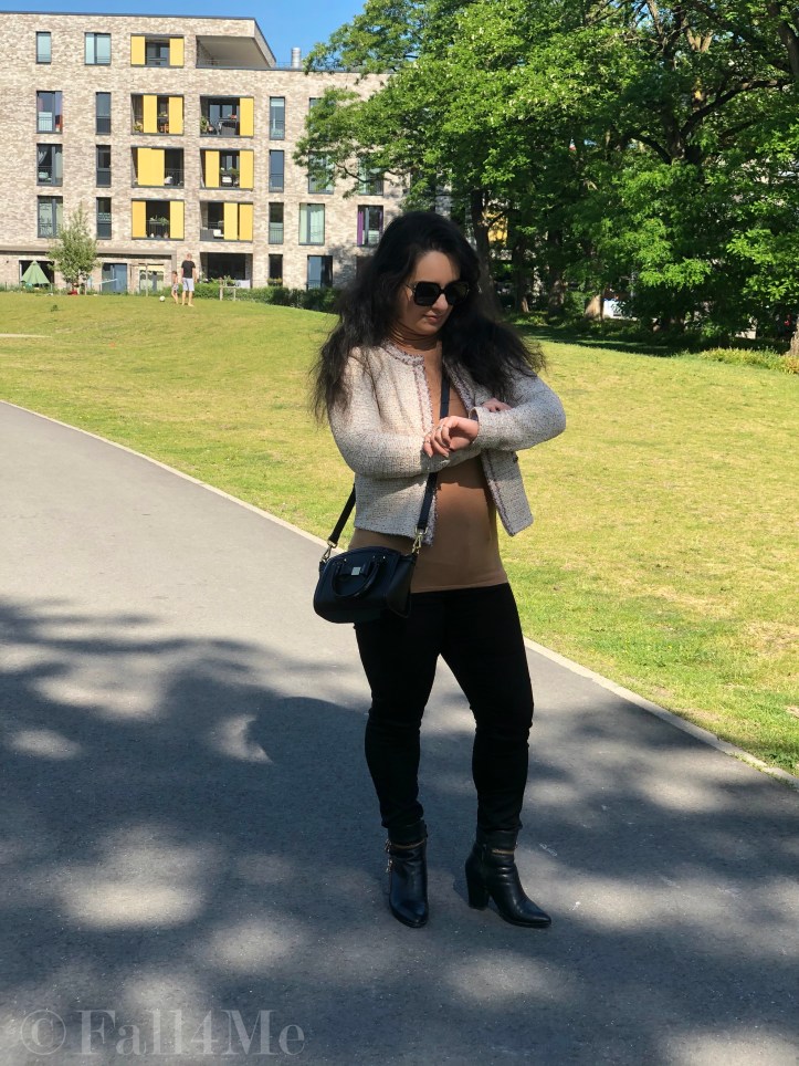 Beige on top combined with black on the bottom. On the focus, the French tweed blazer.