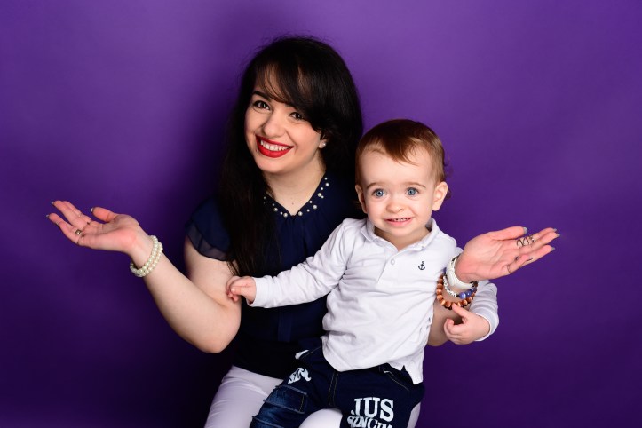Family shooting in the trendy navy style.