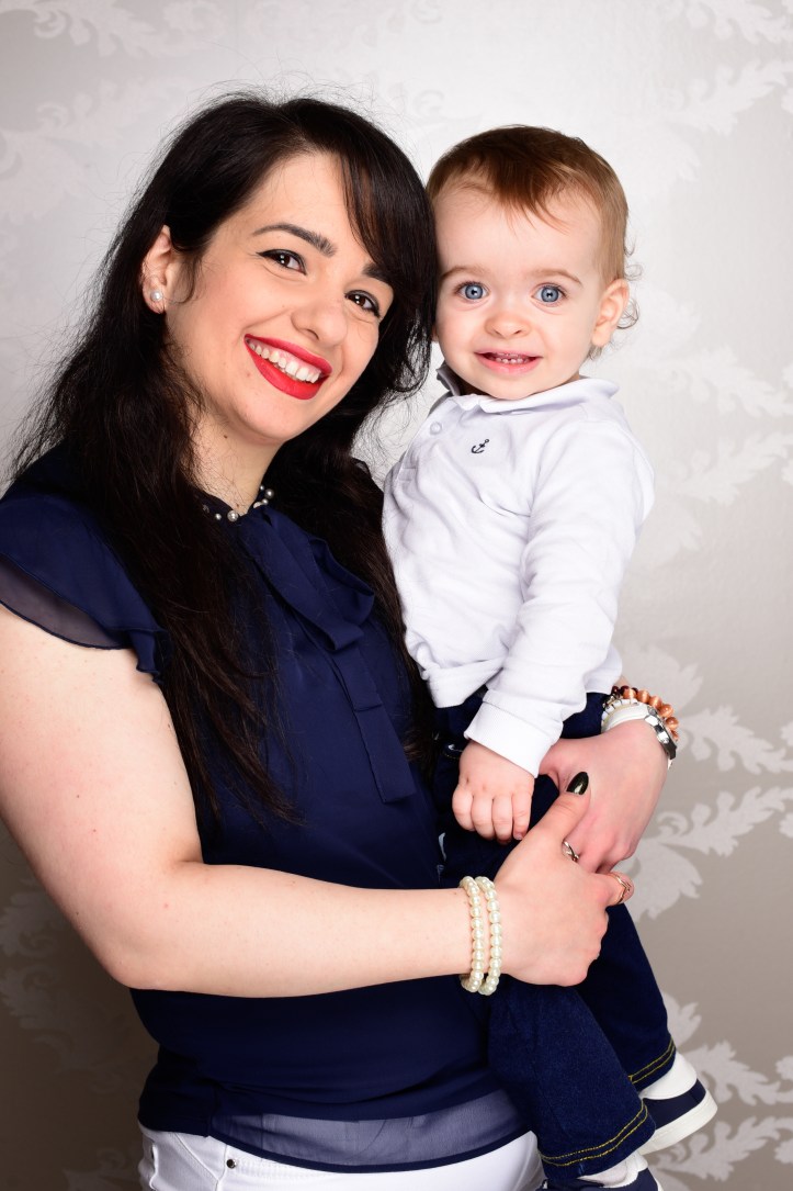 Family shooting in the trendy navy style.