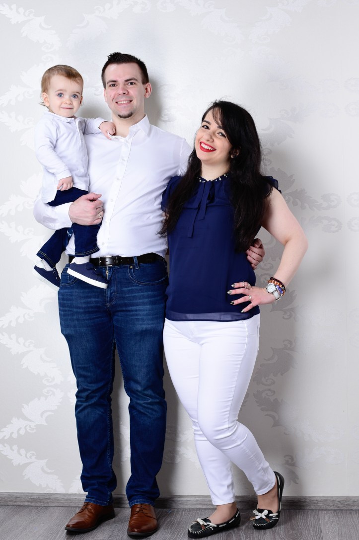 Family shooting in the trendy navy style.