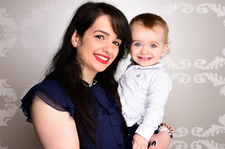 Family shooting in the trendy navy style.