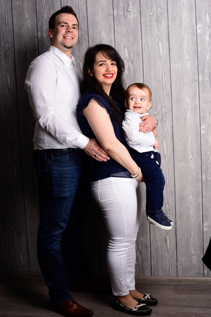 Family shooting in the trendy navy style.