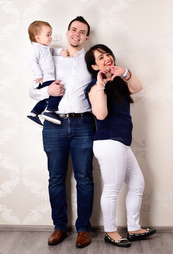 Family shooting in the trendy navy style.