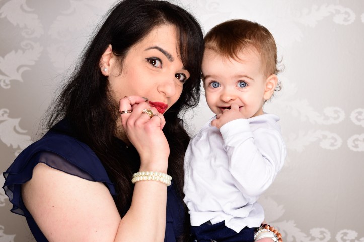 Family shooting in the trendy navy style.