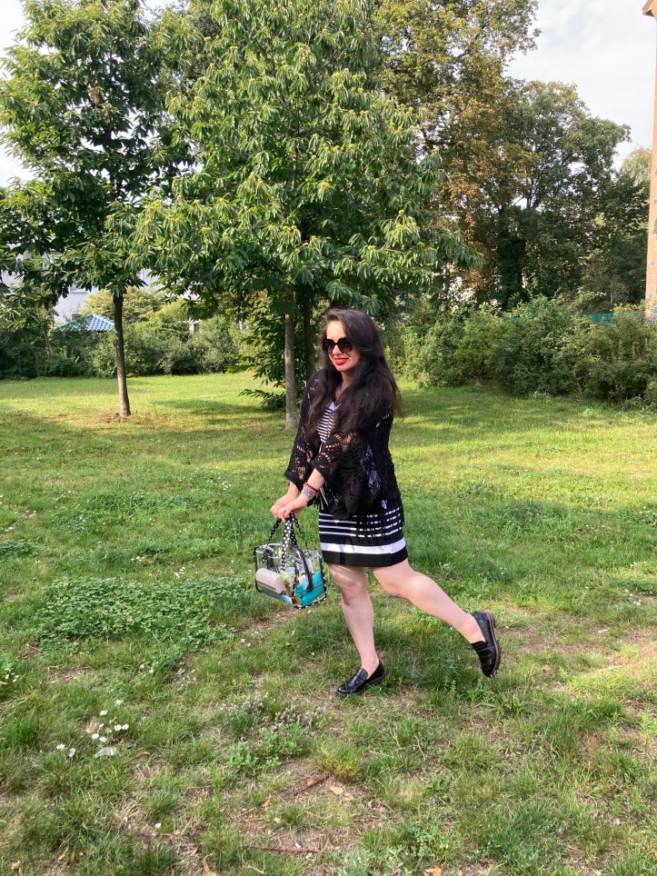 A black and white dress combined with red lips and a transparent handbag.