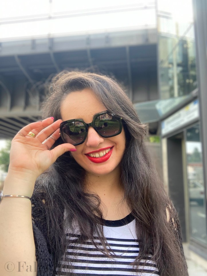 A black and white dress combined with red lips and a transparent handbag.
