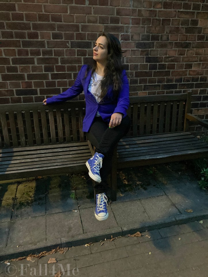 Classic blue on the focus combined with black and white.