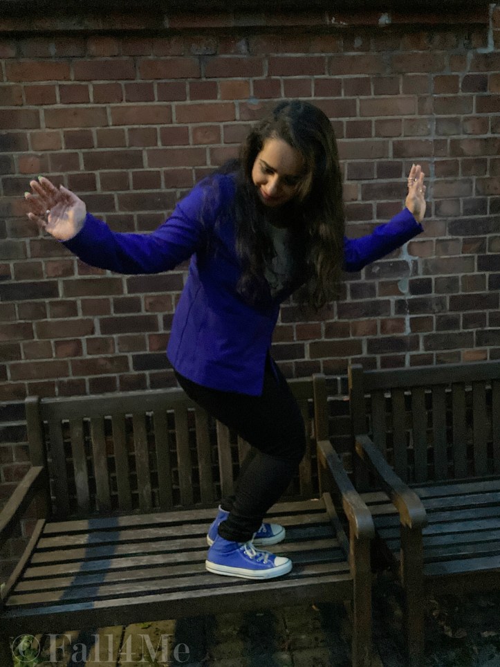 Classic blue on the focus combined with black and white.