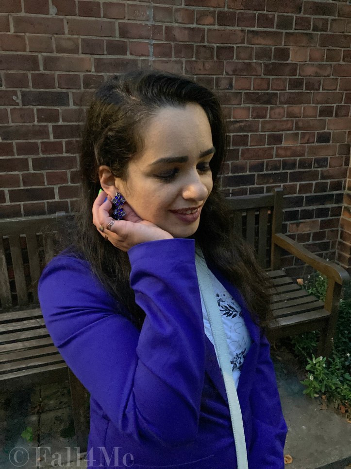 Classic blue on the focus combined with black and white.