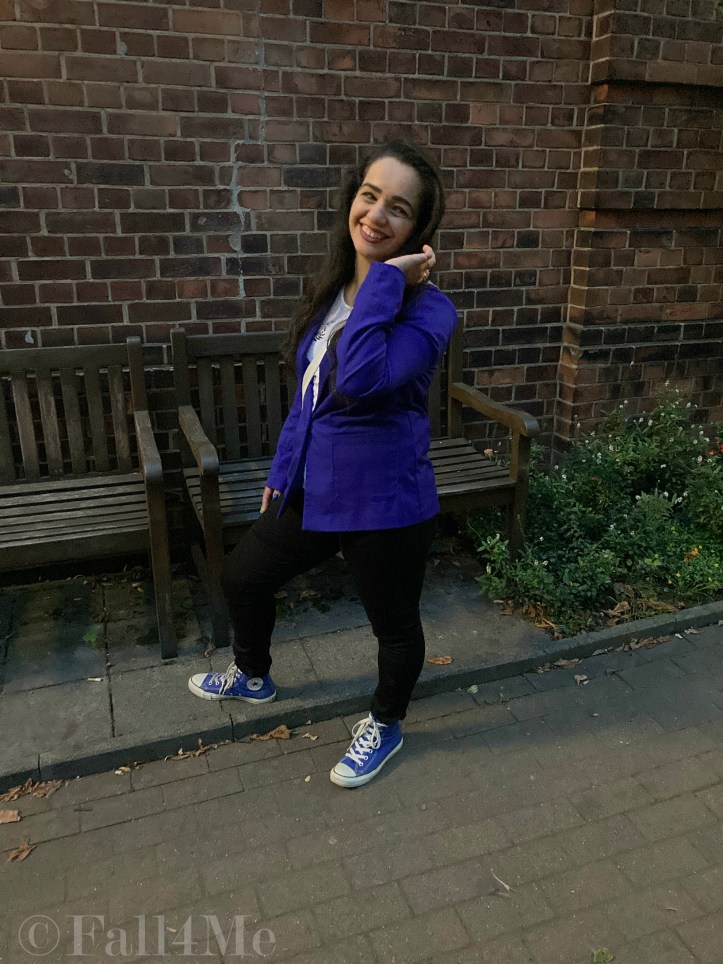 Classic blue on the focus combined with black and white.