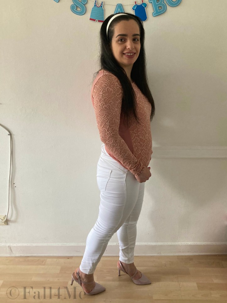 For summer wie put the focus on soft rose and surround it by white.