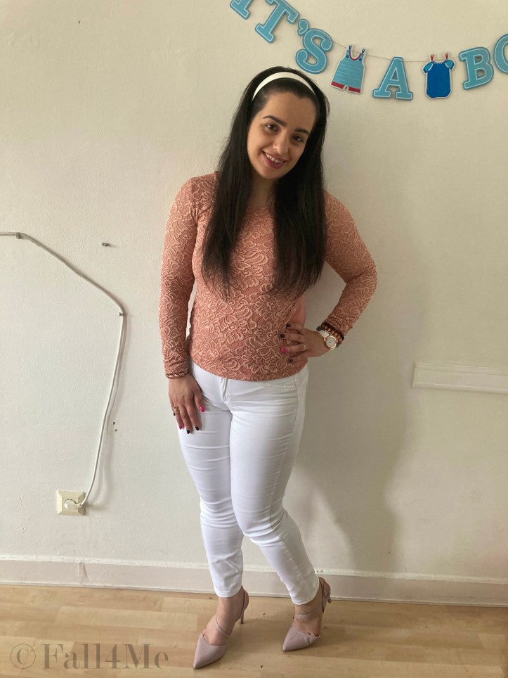 For summer wie put the focus on soft rose and surround it by white.