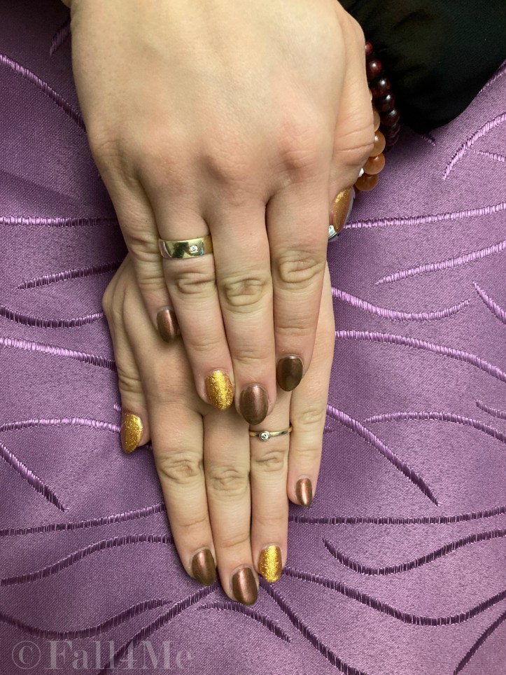 Gel nails in glittery brown and caramel.