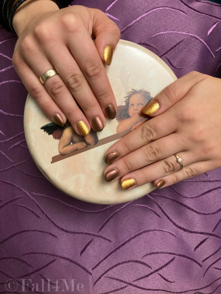 Gel nails in glittery brown and caramel.
