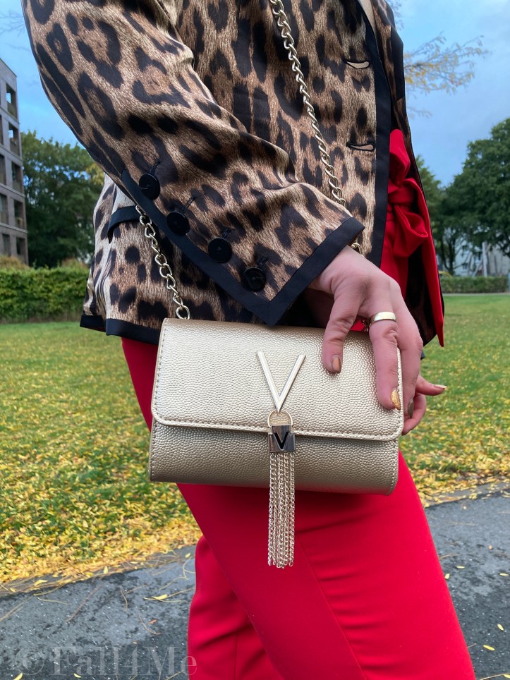 Chain bags with logos à la Chanel in nature shades are the it-piece of autumn.