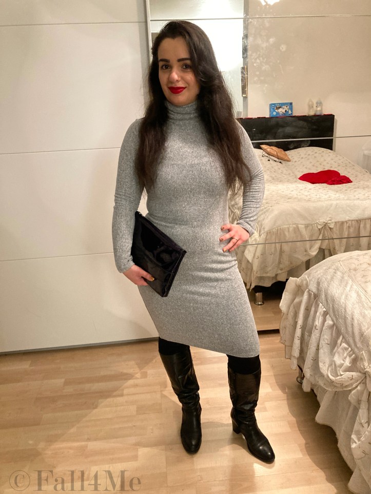 Cozy knit dresses are combined with boots this autumn. The day-clutch makes the look complete.