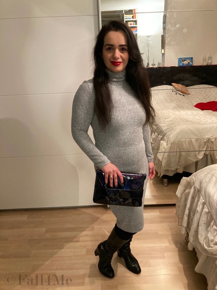 Cozy knit dresses are combined with boots this autumn. The day-clutch makes the look complete.