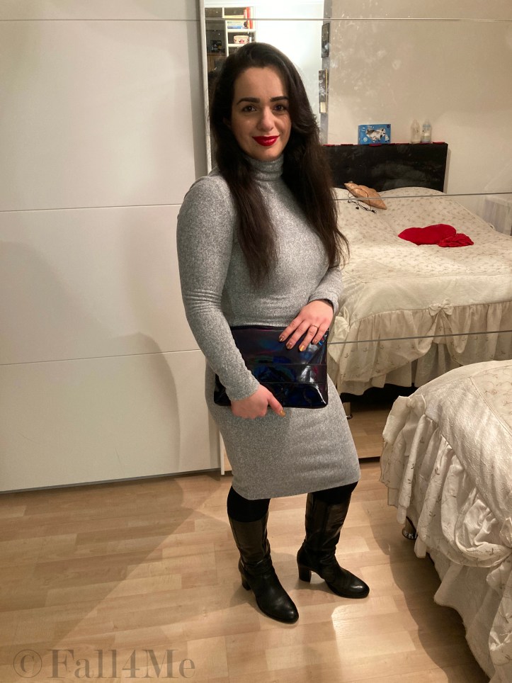 Cozy knit dresses are combined with boots this autumn. The day-clutch makes the look complete.