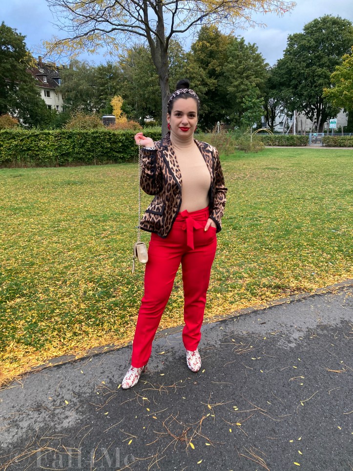 Red 50 per cent on the bottom, lips and accessories likes to be combined with nature shades such as beige.