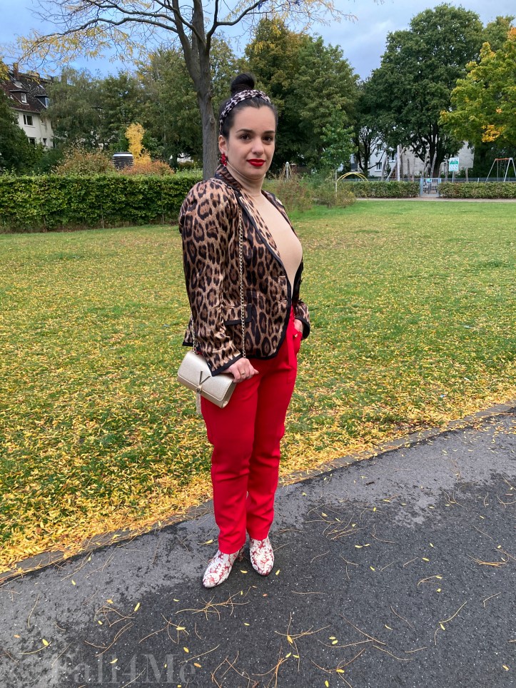 Red 50 per cent on the bottom, lips and accessories likes to be combined with nature shades such as beige.