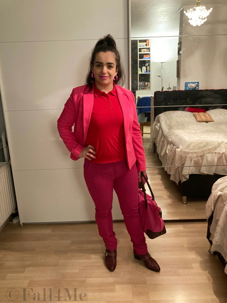 A pink colored out of office look with a red polo-shirt and ankle boots with kitten heels.