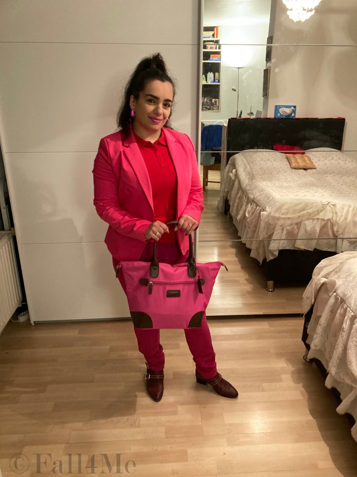 A pink colored out of office look with a red polo-shirt and ankle boots with kitten heels.