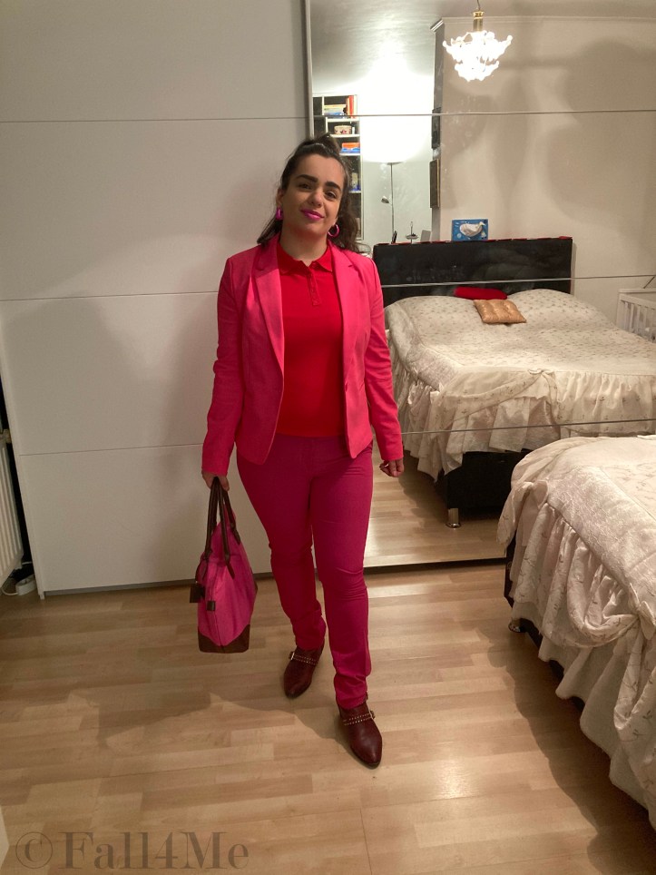 A pink colored out of office look with a red polo-shirt and ankle boots with kitten heels.