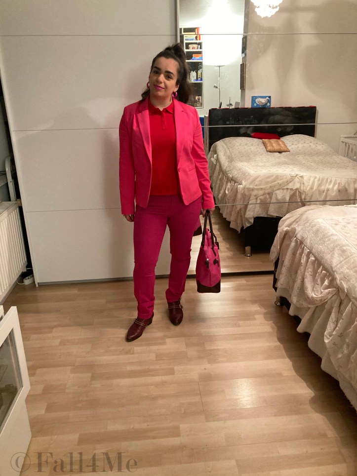 A pink colored out of office look with a red polo-shirt and ankle boots with kitten heels.