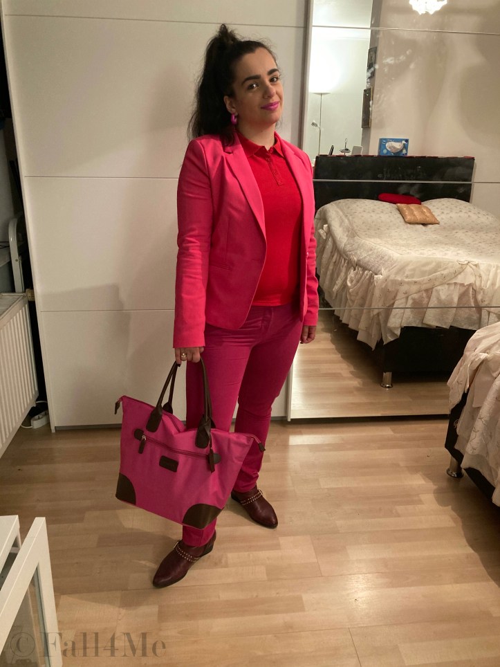 A pink colored out of office look with a red polo-shirt and ankle boots with kitten heels.