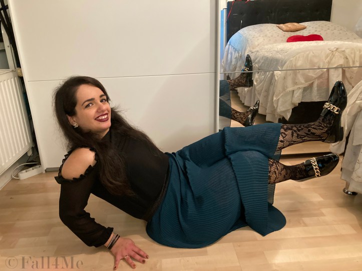 The cold shoulder, plssee-styles with lace and leather, loafers, damped colors and dark berry lips are the trends of autumn.