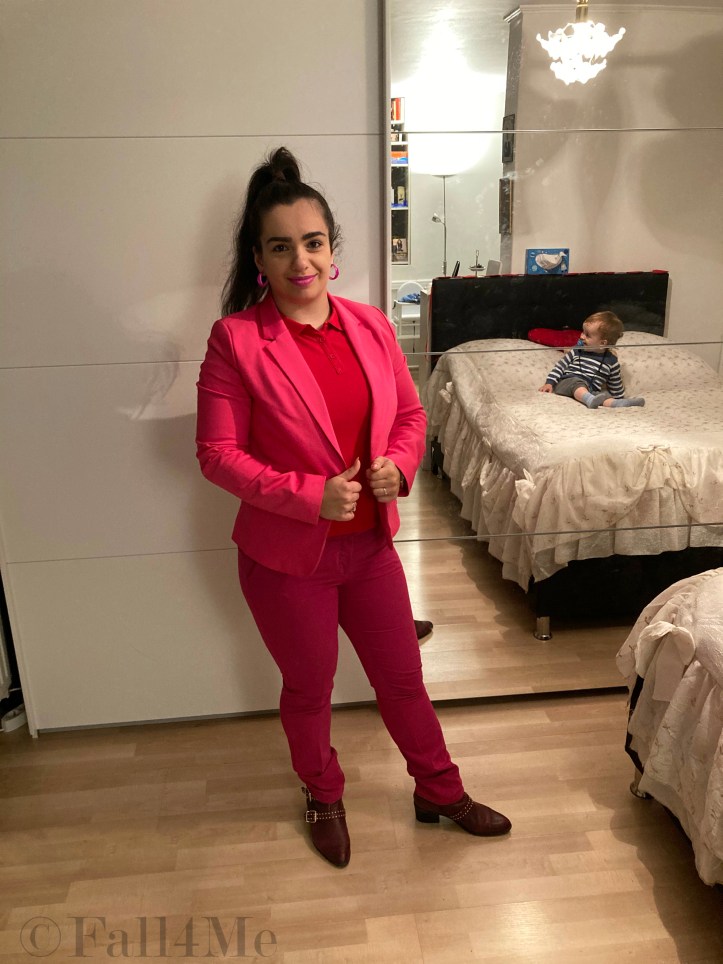 A pink colored out of office look with a red polo-shirt and ankle boots with kitten heels.