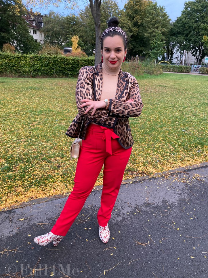 Red 50 per cent on the bottom, lips and accessories likes to be combined with nature shades such as beige.