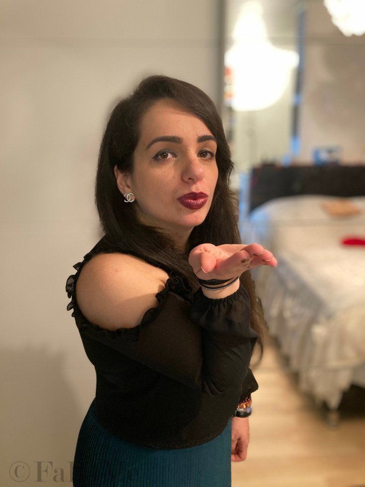 The cold shoulder, plssee-styles with lace and leather, loafers, damped colors and dark berry lips are the trends of autumn.