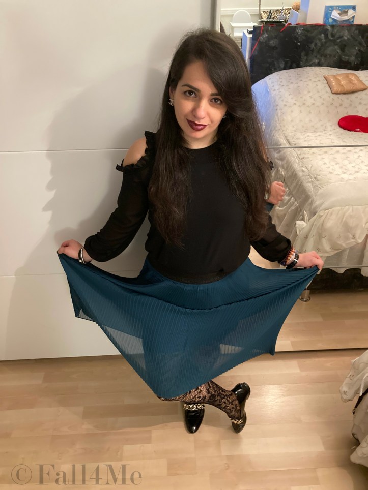 The cold shoulder, plssee-styles with lace and leather, loafers, damped colors and dark berry lips are the trends of autumn.