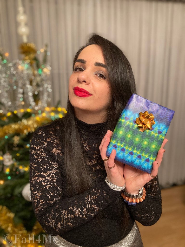 The Christmas-style 2020 is glittery sparking silver with red accents and black contrasts on clothes and make-up.