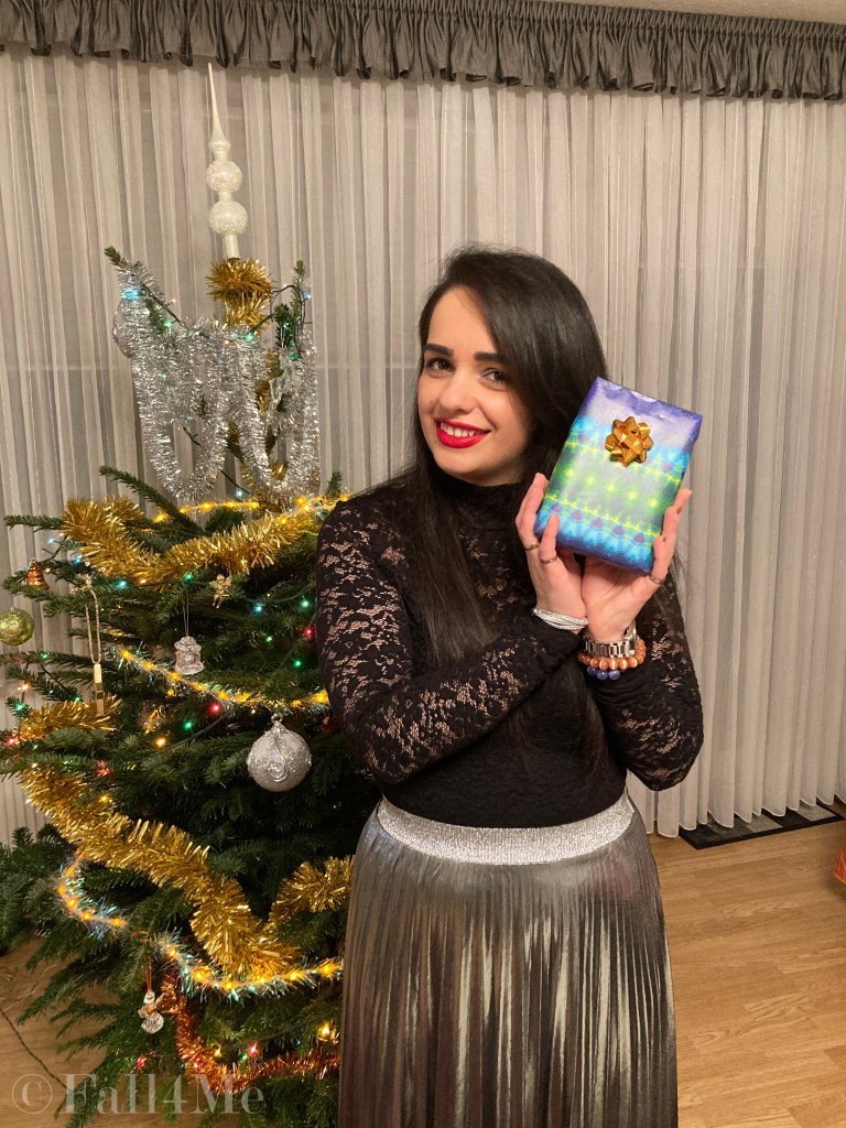 The Christmas-style 2020 is glittery sparking silver with red accents and black contrasts on clothes and make-up.