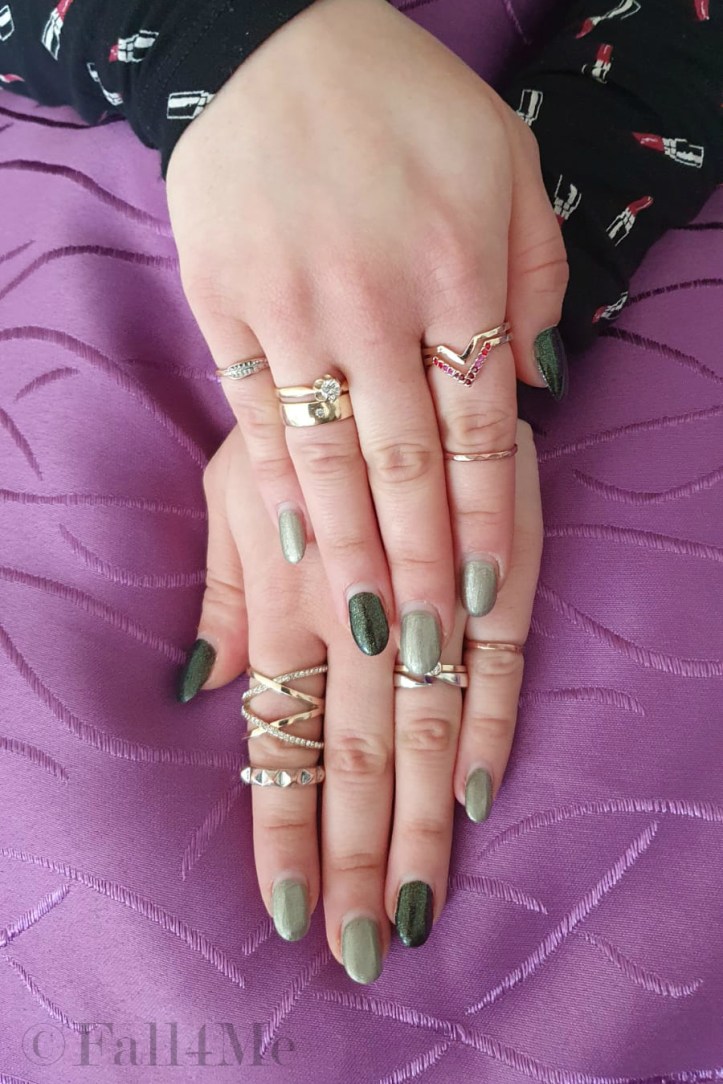 Nail art in black and metal silver.