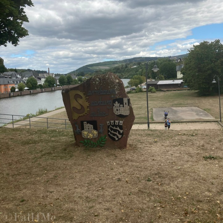 A stone with the different writings of Saarburg