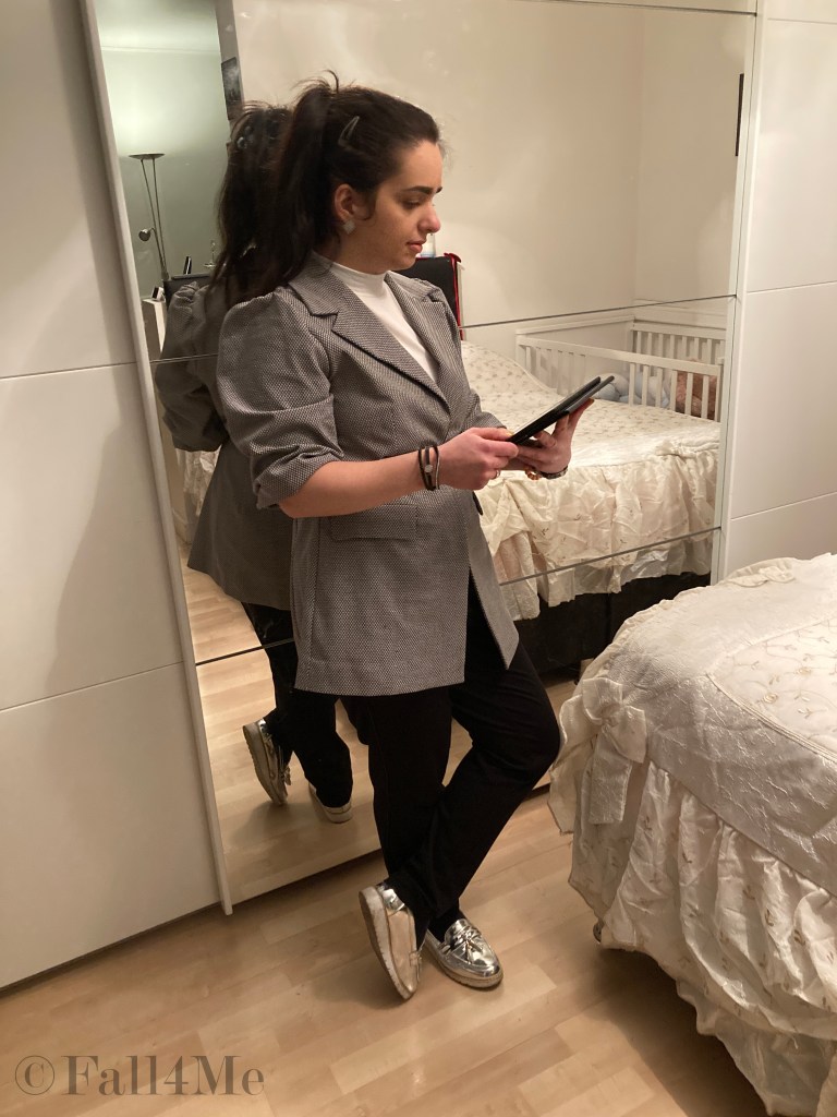 Feminine casual office style for home.