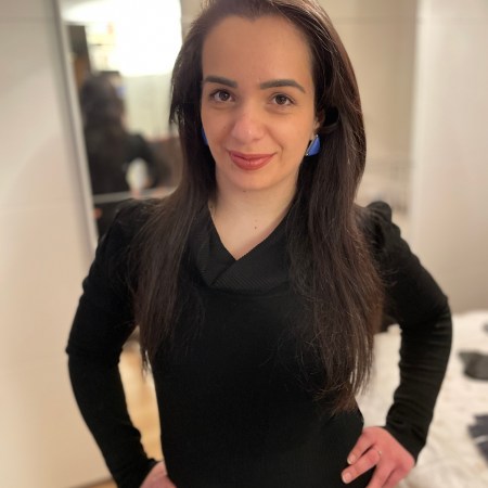 A black fine-knit dress in black with pumps.