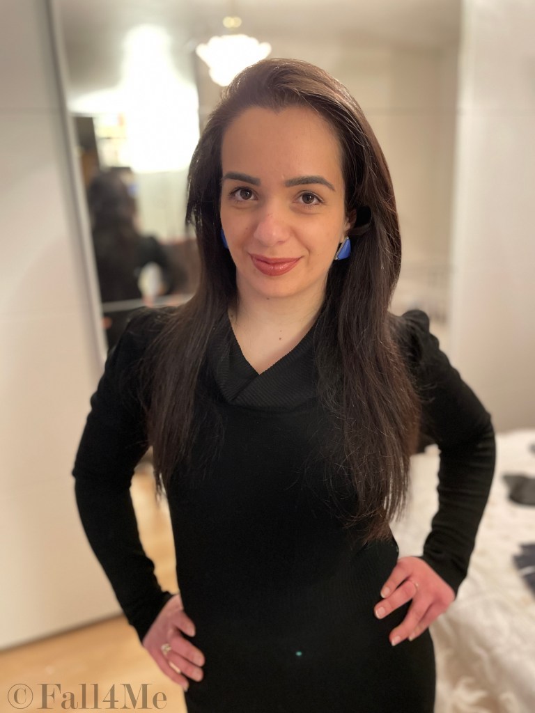 A black fine-knit dress in black with pumps.