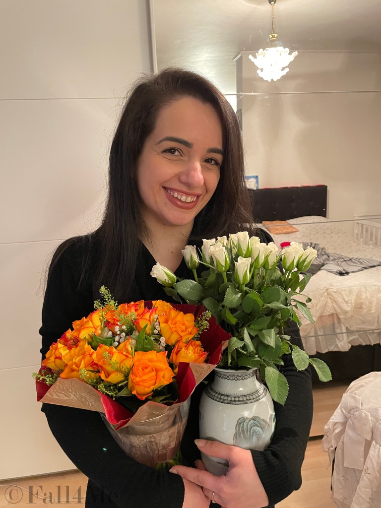 A black fine-knit dress in black with pumps.